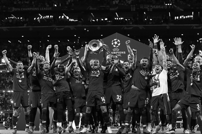 足球报：多支中超球队巨额欠税，以亿元为单位拖欠税款（足球报：多家中超俱乐部拖欠税款，金额以亿元计）