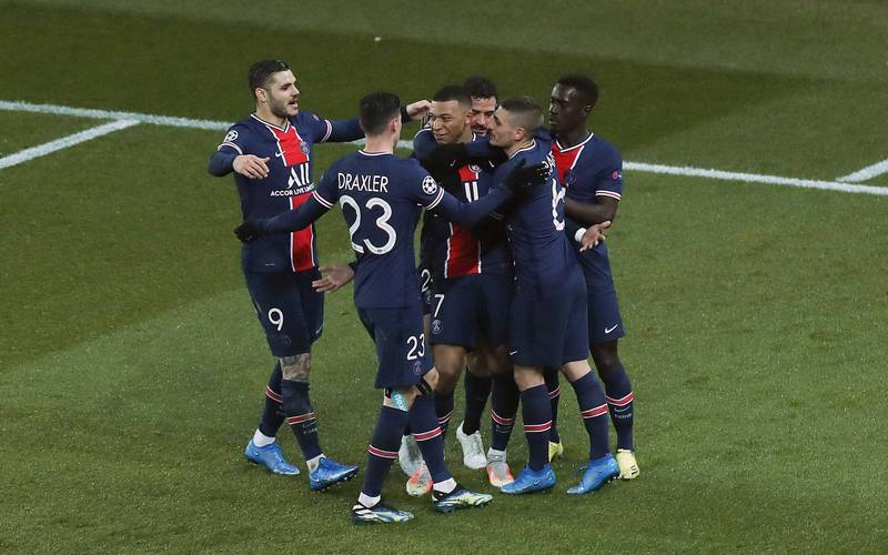 西足协前主席鲁比亚莱斯在发布会被扔鸡蛋，试图回击但被拦住（西足协前主席鲁比亚莱斯发布会上遭掷鸡蛋，欲回击被制止）