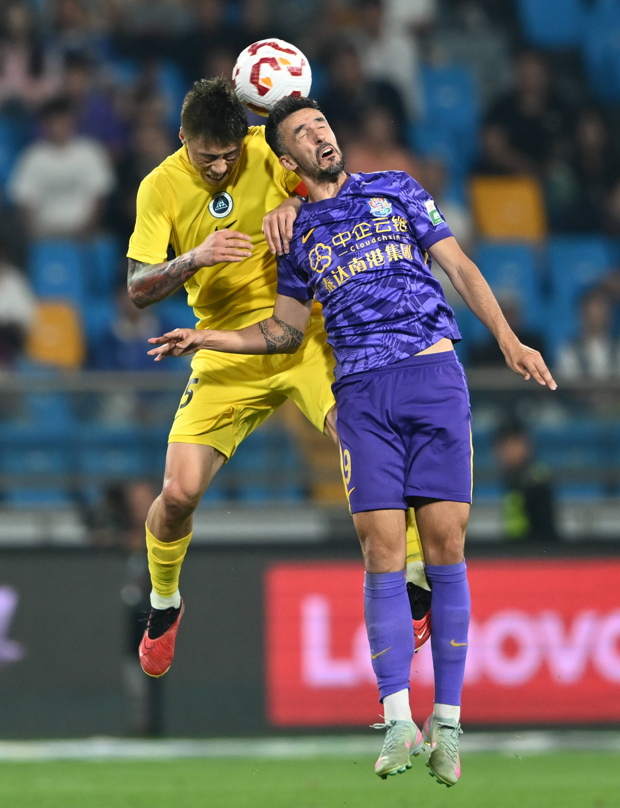 池忠国迎国安生涯200场里程碑，赛前热身获赠纪念球衣（赛前热身获赠纪念球衣，池忠国迎来国安生涯第200场里程碑）