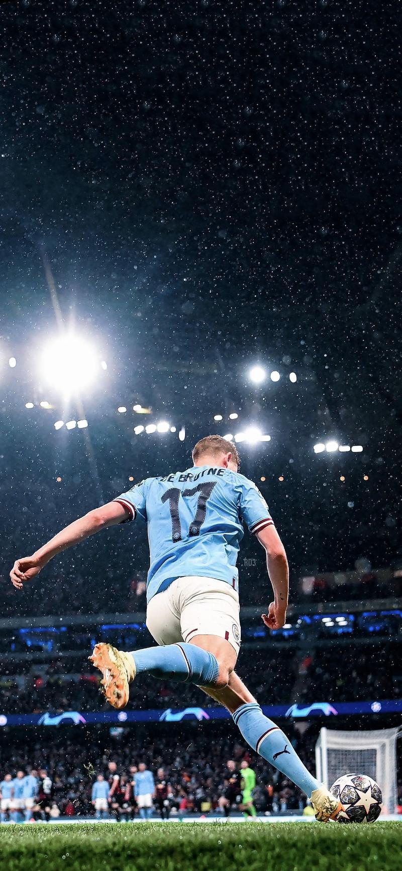 足球比赛中如何保持体能？（怎样在足球比赛中维持体能？）