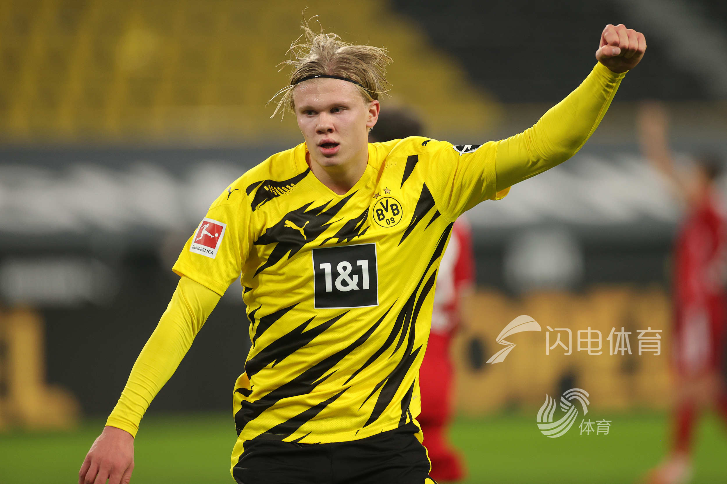 伊涅斯塔造访巴萨基地，与佩德里、费尔明、亚马尔合影