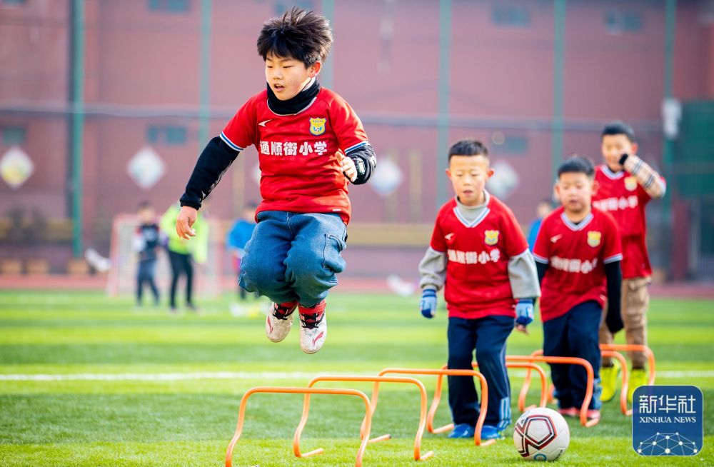 好消息！费尔明德容双双回归 巴萨中场迎来重磅补强（费尔明、德容齐复出，巴萨中场实力大增）