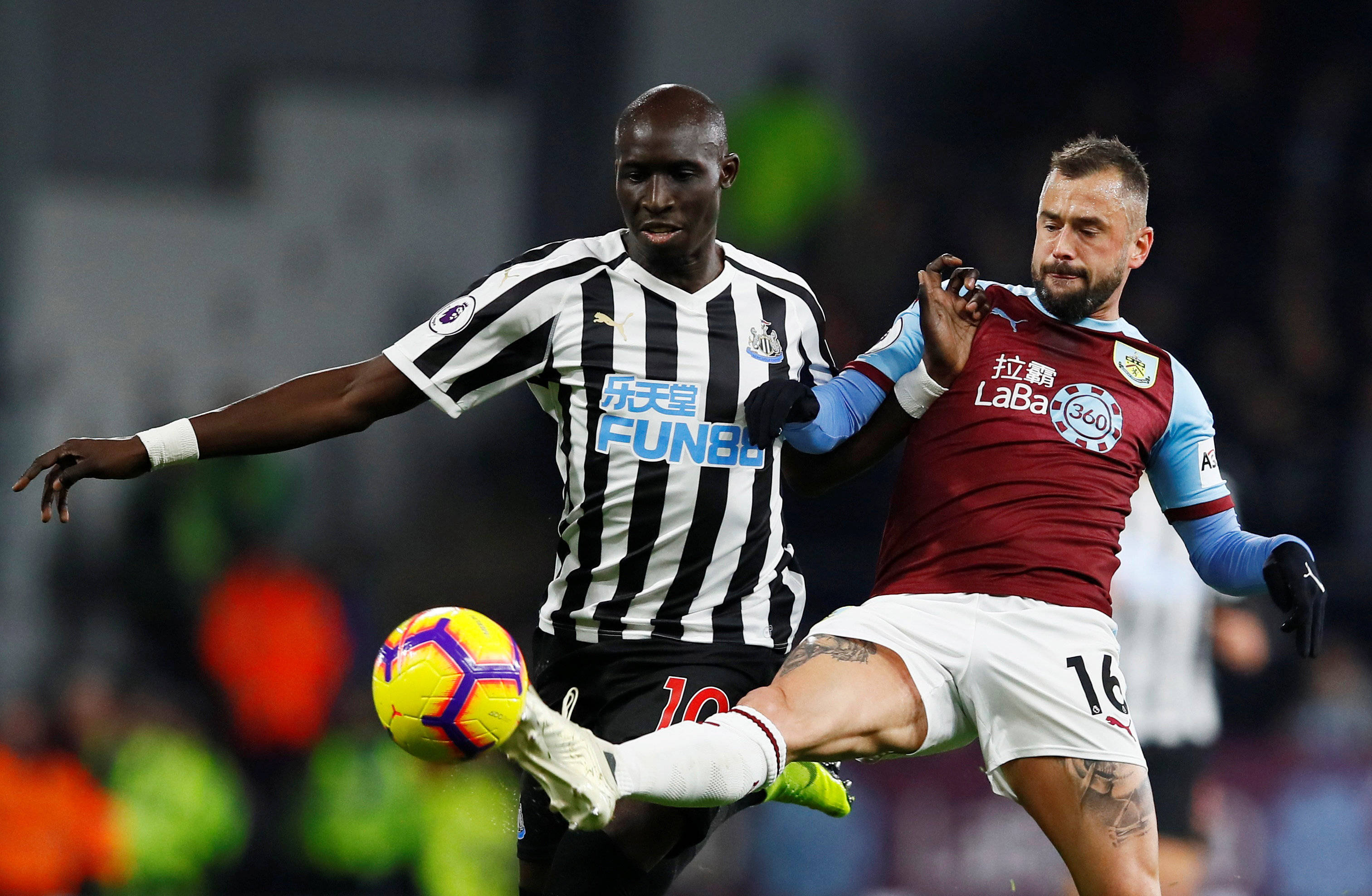 欧文突破防守造成杀伤球成功（欧文强突防线制造杀伤并得手）