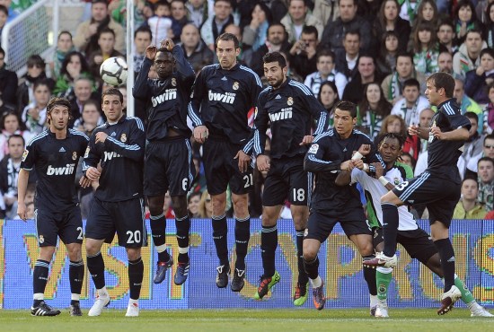 半场战报：佛罗伦萨0-1莱切，梅东-贝里沙建功（半场速递：莱切1-0领先佛罗伦萨，梅东-贝里沙破门）