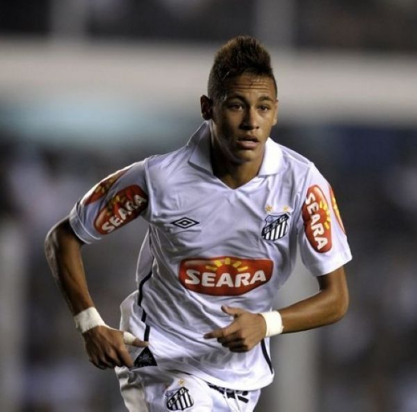 FC26美丽足球：维蒂尼亚、德容领衔，金外脚背夸雷斯马在列（FC26华丽足球：维蒂尼亚、德容领衔，外脚背之王夸雷斯马入选）